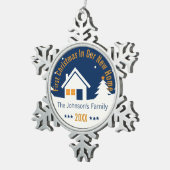 パーソナライズな私達の新しい家|の初めてのクリスマス スノーフレークピューターオーナメント (右)