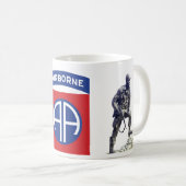パーソナライズな第82空輸のマグ(w/Jumpの翼) コーヒーマグカップ (正面右)