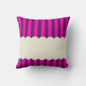 パーソナライズな紫色のピンクのストライプの水玉模様のデザイン クッション (裏面)