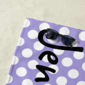 パーソナライズな紫色の水玉模様のビーチタオル ビーチタオル (インサイチュ)