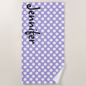 パーソナライズな紫色の水玉模様のビーチタオル ビーチタオル (正面)