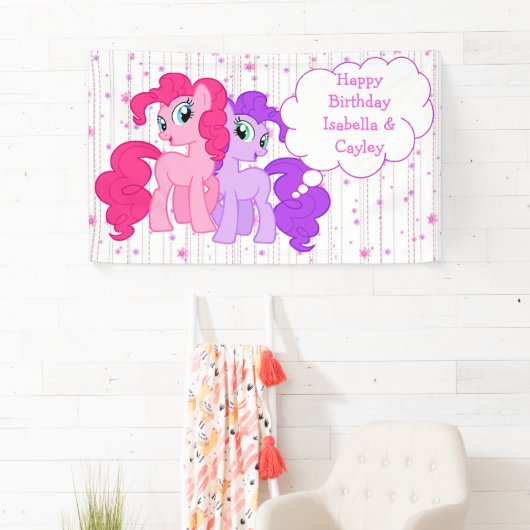 パーソナライズな紫色及びピンクの子馬は誕生日を結び付けます 横断幕 (インサイチュ)