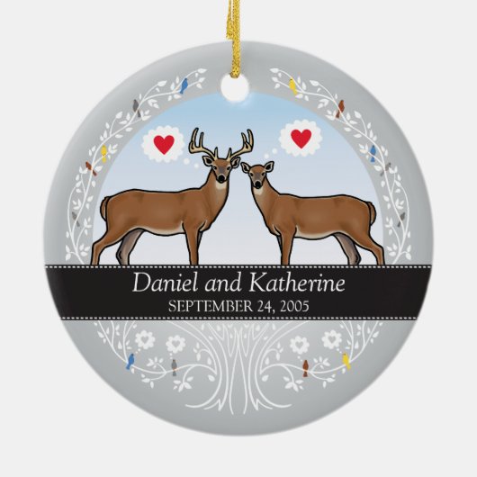 パーソナライズな結婚式の日付の記念日、木びき台及び雌ジカ セラミックオーナメント (裏面)