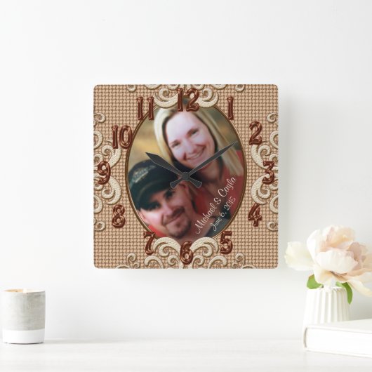 パーソナライズな結婚式の時計の写真、名前、日付 スクエア壁時計 (ホーム)