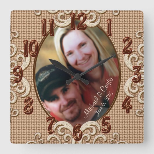 パーソナライズな結婚式の時計の写真、名前、日付 スクエア壁時計 (正面)