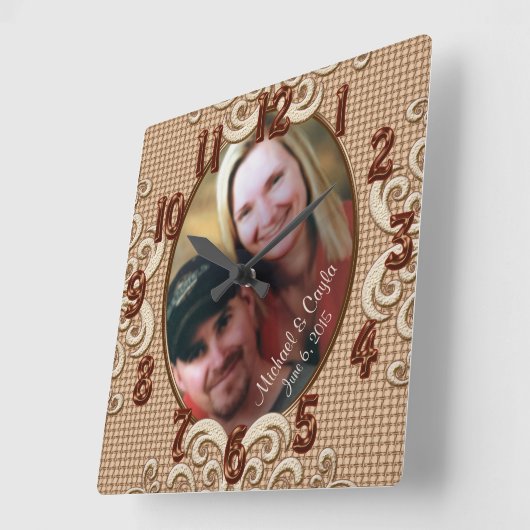 パーソナライズな結婚式の時計の写真、名前、日付 スクエア壁時計 (傾斜)