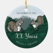 パーソナライズな結婚記念日のリス セラミックオーナメント (裏面)