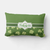 パーソナライズな緑のシャムロックSt patricks day ランバークッション (裏面)