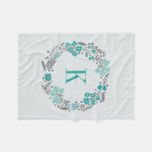 パーソナライズな花のリース及びモノグラムのティール（緑がかった色）の灰色 フリースブランケット (正面(横))