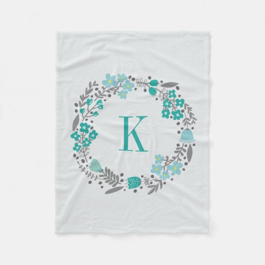 パーソナライズな花のリース及びモノグラムのティール（緑がかった色）の灰色 フリースブランケット (正面)