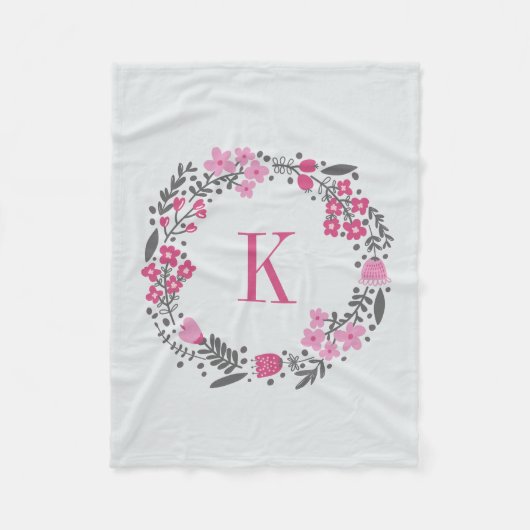 パーソナライズな花のリース及びモノグラムのピンクの灰色 フリースブランケット (正面)