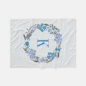 パーソナライズな花のリース及びモノグラムのブルーグレー フリースブランケット (正面(横))