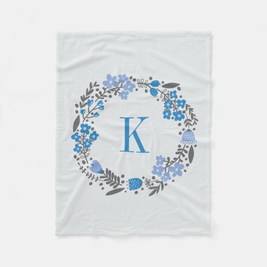 パーソナライズな花のリース及びモノグラムのブルーグレー フリースブランケット (正面)