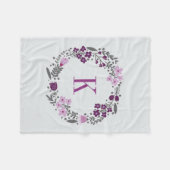 パーソナライズな花のリース及びモノグラムの薄紫の灰色 フリースブランケット (正面(横))