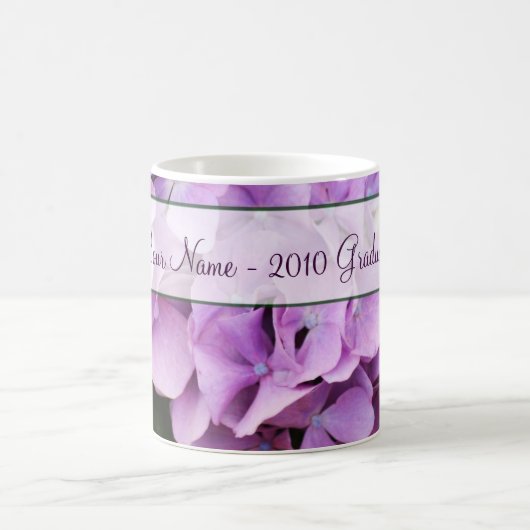 パーソナライズな花柄の卒業生のマグ コーヒーマグカップ (中央)