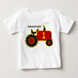 パーソナライズな赤いトラクターの第1誕生日 ベビーTシャツ