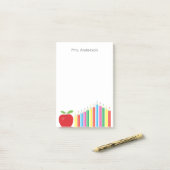 パーソナライズな赤いAppleおよび着色された鉛筆の先生 ポストイット (デスク上)