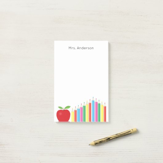 パーソナライズな赤いAppleおよび着色された鉛筆の先生 ポストイット (デスク上)