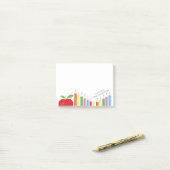 パーソナライズな赤いAppleおよび着色された鉛筆の先生 ポストイット (デスク上)