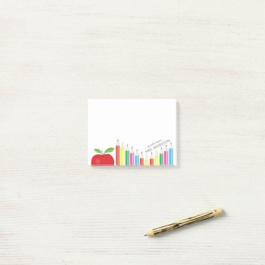 パーソナライズな赤いAppleおよび着色された鉛筆の先生 ポストイット (デスク上)