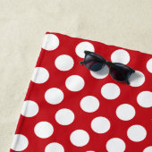 パーソナライズな赤と白の水玉模様のビーチタオル ビーチタオル (インサイチュ)