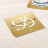 パーソナライズな金ゴールドのグラデーションで白いモノグラムの結婚式 スクエアペーパーコースター (アングル)