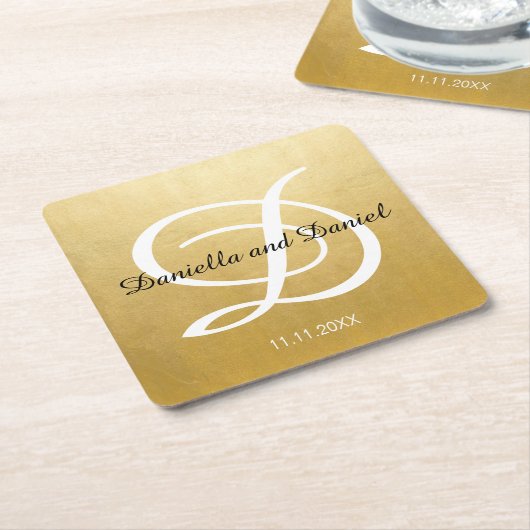 パーソナライズな金ゴールドのグラデーションで白いモノグラムの結婚式 スクエアペーパーコースター (アングル)
