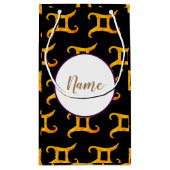 パーソナライズな金ゴールドのジェミニ占星術の印 スモールペーパーバッグ (裏面)