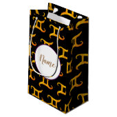 パーソナライズな金ゴールドのジェミニ占星術の印 スモールペーパーバッグ (裏面アングル)