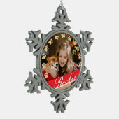 パーソナライズな金ゴールドペット足のプリント及び赤いリボンの写真 スノーフレークピューターオーナメント (左)