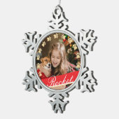 パーソナライズな金ゴールドペット足のプリント及び赤いリボンの写真 スノーフレークピューターオーナメント (右)