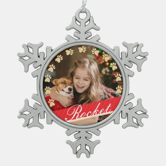 パーソナライズな金ゴールドペット足のプリント及び赤いリボンの写真 スノーフレークピューターオーナメント (正面)