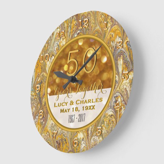 パーソナライズな金ゴールド第50の結婚記念日 ラージ壁時計 (傾斜)