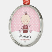 パーソナライズな雪片の女の赤ちゃんの第1クリスマス メタルオーナメント (左)