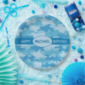 パーソナライズな青いカムフラージュのハッピーバースデーの名前 ペーパープレート (パーティー)