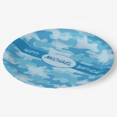 パーソナライズな青いカムフラージュのハッピーバースデーの名前 ペーパープレート (アングル)