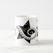 パーソナライズな音楽的な星の金ノート マグカップ (中央)