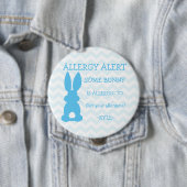 パーソナライズな食物アレルギー警報イースターのウサギの青 缶バッジ (インサイチュ)