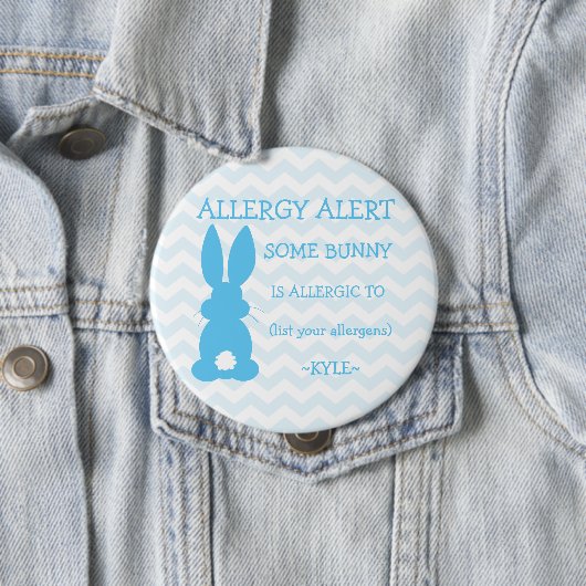 パーソナライズな食物アレルギー警報イースターのウサギの青 缶バッジ (インサイチュ)