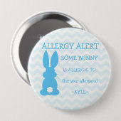 パーソナライズな食物アレルギー警報イースターのウサギの青 缶バッジ (正面&裏面)