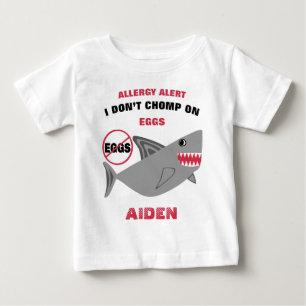 パーソナライズな鮫の卵のアレルギー警報 ベビーTシャツ