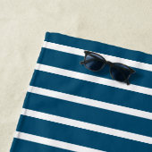 パーソナライズな鮫の魚の青く白くストライプのな子供 ビーチタオル (インサイチュ)