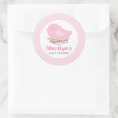 パーソナライズな鳥の巣の女の赤ちゃんのシャワーのステッカー ラウンドシール (バッグ)