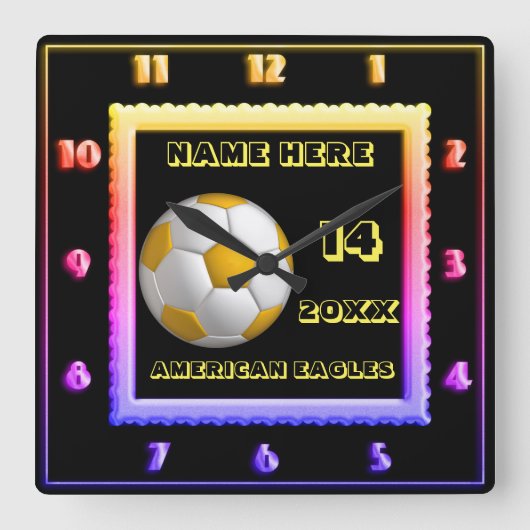 パーソナライズな黄色文字のサッカーの正方形の時計 スクエア壁時計 (正面)