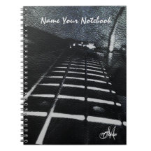 パーソナライズな黒い革グランジなベースギター