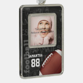 パーソナライズな黒板のアメリカン・フットボール シルバープレートフレームオーナメント (右)