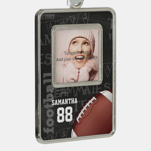 パーソナライズな黒板のアメリカン・フットボール シルバープレートフレームオーナメント (右)