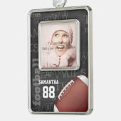 パーソナライズな黒板のアメリカン・フットボール シルバープレートフレームオーナメント (左)