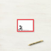 パーソナライズな黒猫のシルエットとの赤 ポストイット (デスク上)