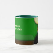 パーソナライズな8つの球のプールおよびビリヤード マグカップ (中央)